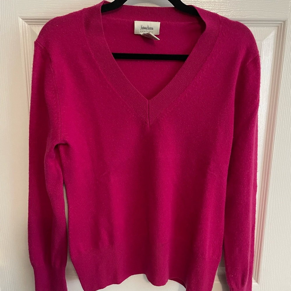 Neiman Marcus Cashmere V-Neck Sweater in Vibrant Pink